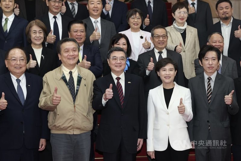 行政院長卓榮泰（前中）23日上午主持行政院經濟發展委員會第2次顧問會議，會前與行政院副院長鄭麗君（前右2）、祕書長張惇涵（前右）等人合影。中央社記者吳家昇攝　114年12月23日