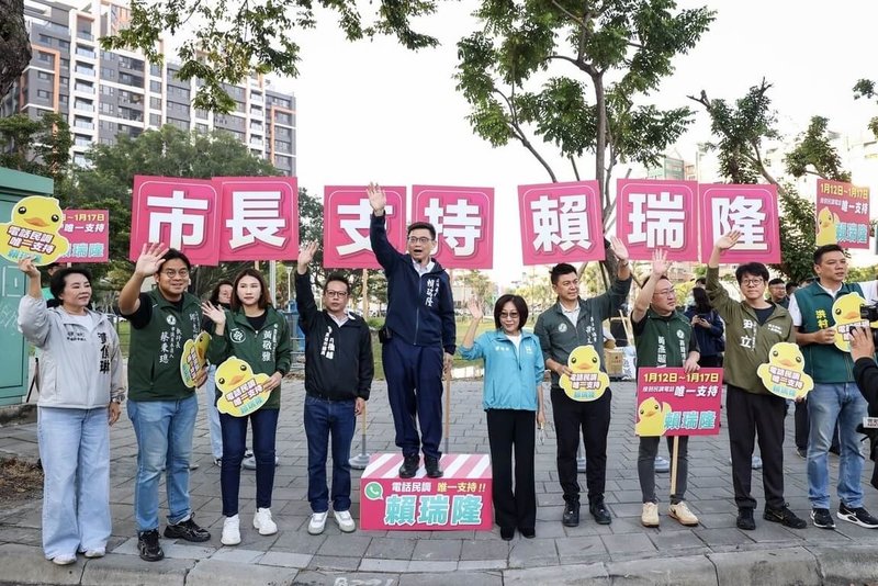 民進黨高雄市長初選參選人、立委賴瑞隆（左5）23日與同黨籍高雄市議長康裕成（右5）、市議員何權峰（左4）等人到三民區站路口拜票。（賴瑞隆辦公室提供）中央社記者蔡孟妤傳真　114年12月23日