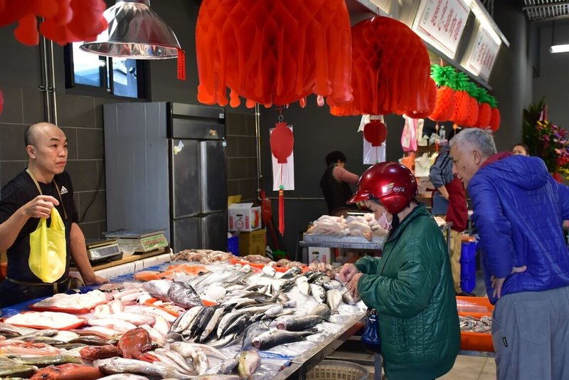 超過40年歷史的宜蘭縣冬山公有零售市場建築老舊，經鄉公所爭取經濟部前瞻基礎建設經費補助，斥資新台幣9000萬元原地重建，23日啟用，內部24處攤位販售民生物品，成為當地老街新地標。（冬山鄉公所提供）中央社記者沈如峰傳真　114年12月23日