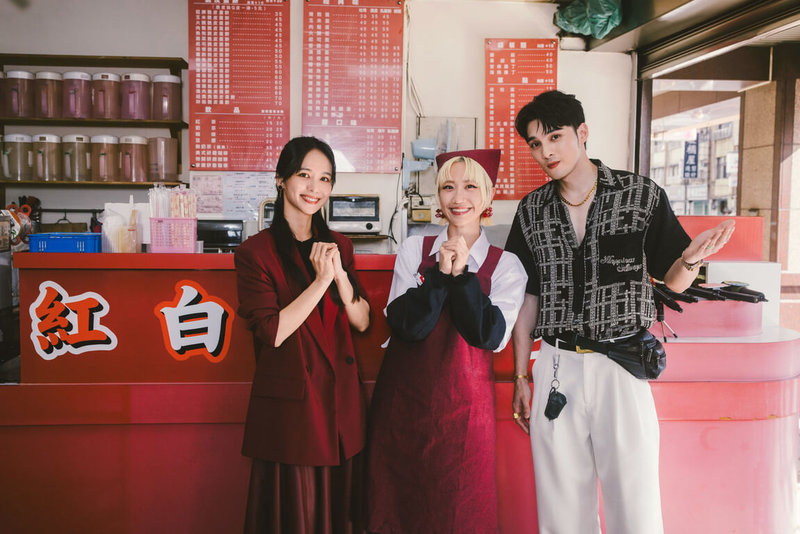 台灣電視事業股份有限公司「2026超級巨星藝能大賞」將在台北小巨蛋錄製，主持人陳明珠（左起）、Lulu黃路梓茵與黃偉晉23日現身1日限定「紅白早餐店」，呼應今年主題「台灣感性」。（台視提供）中央社記者洪素津傳真　114年12月23日