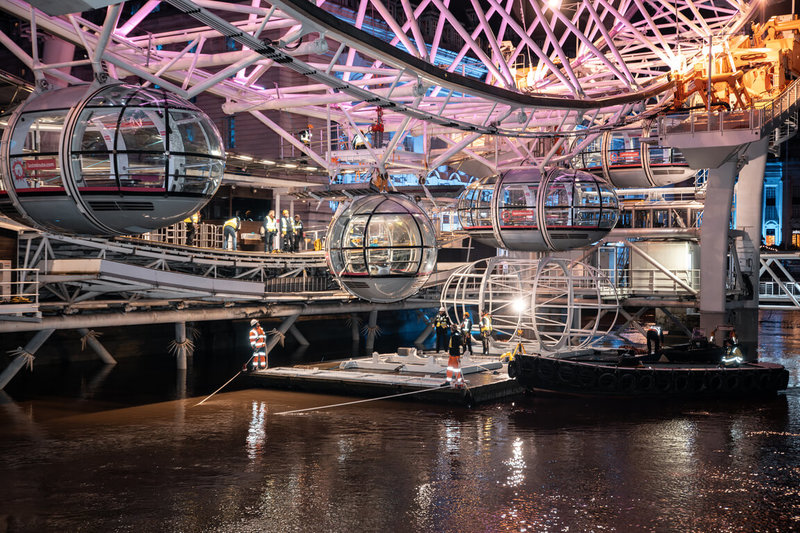 知名摩天輪「倫敦眼」10月底開始分階段更新升級座艙，每拆卸一個座艙並以特製籠狀物補上空缺，都得動用12人專業團隊，耗時約12小時，且往往需夜間動工，以減少對摩天輪營運的影響。（倫敦眼提供）中央社記者陳韻聿倫敦傳真　114年12月23日