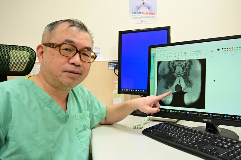 亞洲大學附屬醫院整形外科主治醫師鄭旭棠(圖)表示,觸診後再透過影像檢查,發現3寶媽手臂變粗的原因是脂肪瘤。(亞洲大學附屬醫院提供)中央社記者趙麗妍傳真 114年12月23日