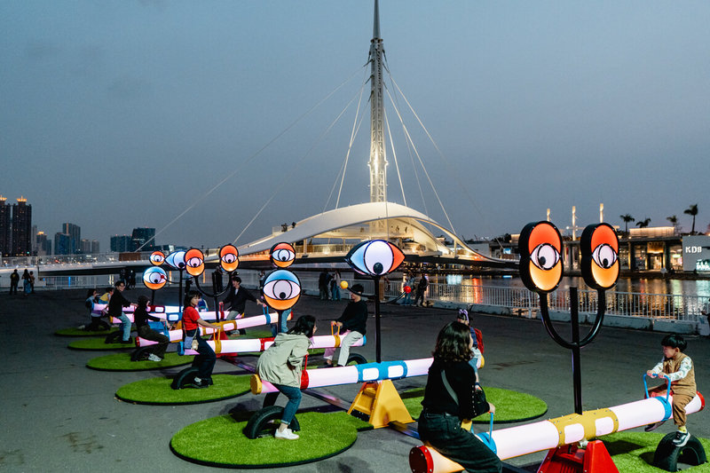 高雄駁二藝術特區在大港橋旁淺三碼頭上，打造藝術裝置「好奇翹翹板 CURIOSITY」。6座有聲光效果的翹翹板吸引不少民眾目光。（駁二提供）中央社記者林巧璉傳真　114年12月23日