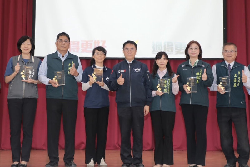 台南市政府23日在曾文市政願景園區舉辦擴大市政會議，市長黃偉哲（中）率領局處首長發表就職7年來成果。（台南市政府提供）中央社記者楊思瑞台南傳真  114年12月23日