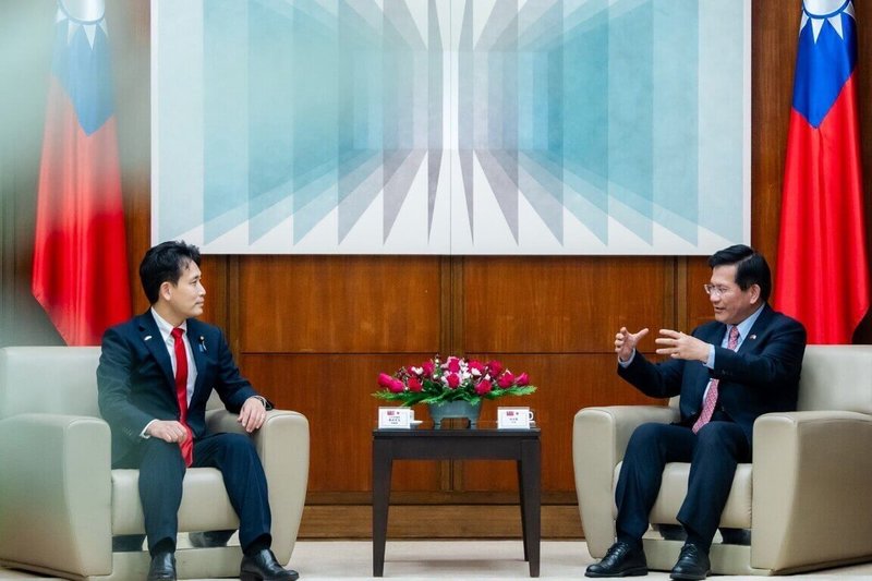 外交部長林佳龍（右）於22日接見「日本參議院TY會台灣訪問團」，與日本參議員瀧波宏文（左）交換意見。（外交部提供）中央社記者楊堯茹傳真　114年12月23日