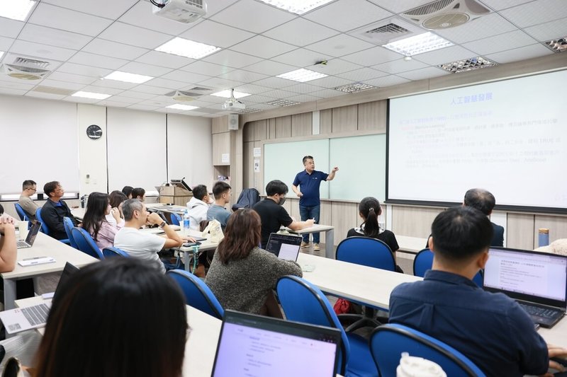 國立中山大學攜手台灣IBM推出「AI新世代：從應用創新到未來職場力」微學分課程，以企業級AI技術與真實產業情境等，引導學生理解AI在各產業應用。（中山大學提供）中央社記者林巧璉傳真　114年12月23日