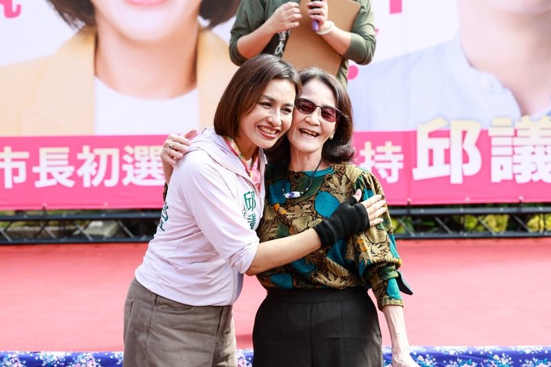 投入民進黨高雄市長初選的立委邱議瑩（左），日前舉辦「客家大團結」活動，獲高雄客家社團力挺。（邱議瑩辦公室提供）中央社記者蔡孟妤傳真　114年12月23日