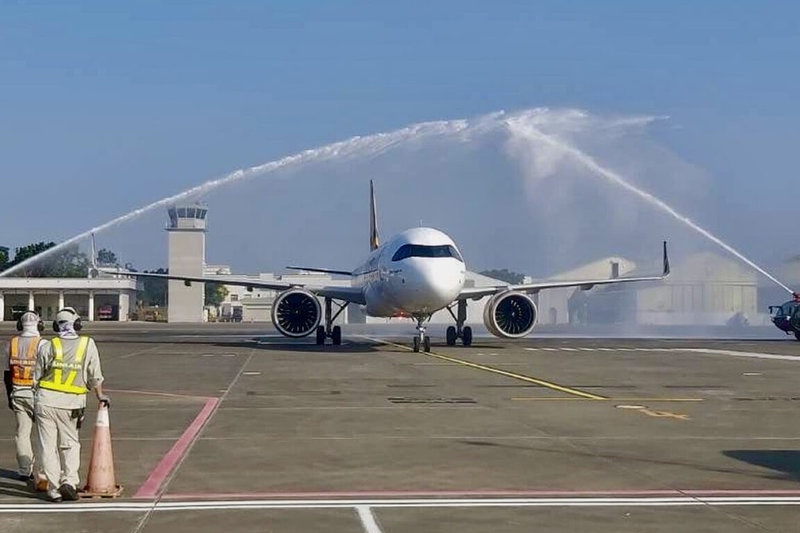 台灣虎航開闢每週二、五飛航的「台南－熊本」航線，首班次23日下午從熊本飛抵台南機場，特別安排灑水儀式。（台南市政府提供）中央社記者楊思瑞台南傳真　114年12月23日