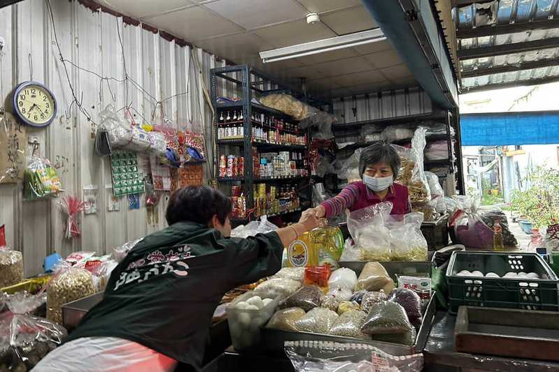 民進黨下屆台南市長黨內初選競爭進入最後20天關鍵期，立委陳亭妃（背對者）23日一早就到麻豆市場掃街拜票。（陳亭妃服務處提供）中央社記者楊思瑞台南傳真　114年12月23日