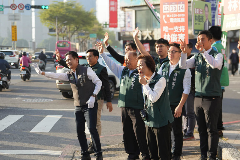 民進黨下屆台南市長黨內初選競爭進入最後20天關鍵期，立委林俊憲（左1）持續選擇重要路口向民眾爭取支持與認同。（林俊憲服務處提供）中央社記者楊思瑞台南傳真  114年12月23日