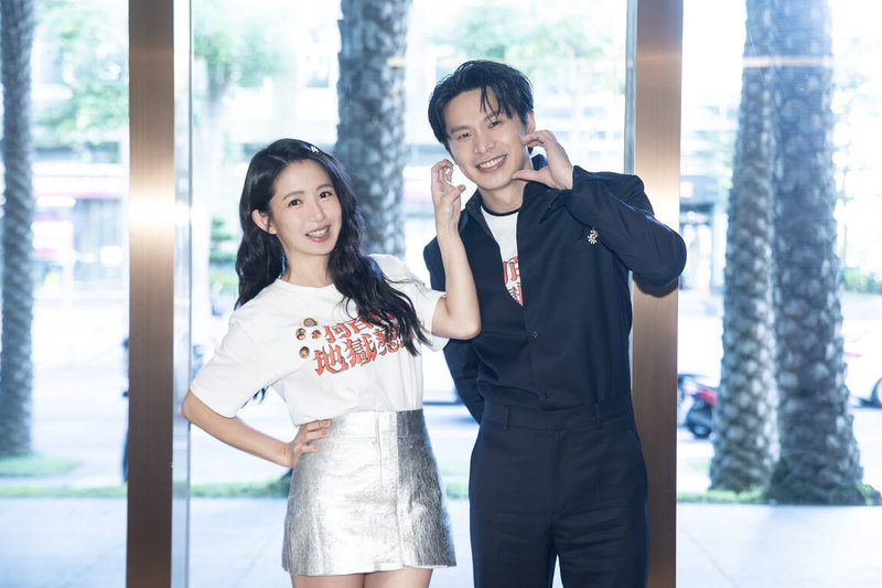 演員郭書瑤（左）、姚淳耀（右）主演新戲「何百芮的地獄戀曲」，23日一同出席宣傳記者會，戲裡2人甜滋滋談戀愛，戲外郭書瑤單身7年，她透露身邊朋友都很積極幫忙找對象。（彼此影業提供）中央社記者洪素津傳真　114年12月23日