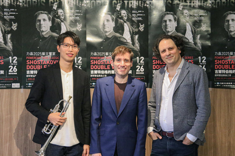 法國指揮家亞歷山大．布洛許（Alexandre Bloch）（右）將攜手鋼琴家鮑里斯．吉爾特伯格（Boris Giltburg）（中），與台北市立交響樂團小號代理首席魏廷安（左）合作，26日在台北國家音樂廳演出。（新象提供）  中央社記者趙靜瑜傳真　114年12月23日