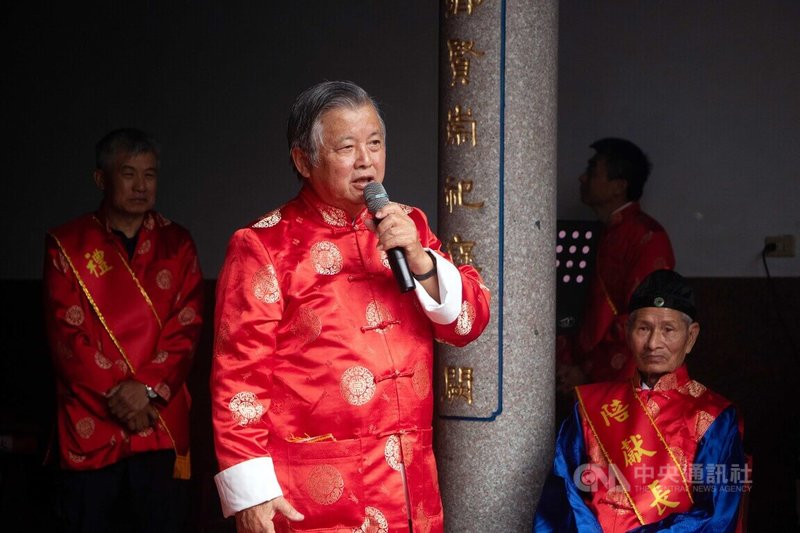 金門縣宗族文化研究協會創會理事長黃奕展（前）表示，宗族文化仍然是父系傳統，但因為近來性別越趨平等，所以即使目前女性晉匾仍然是少數，「但未來案例勢必越來越多」。圖為黃奕展主持晉匾儀程。中央社記者吳玟嶸攝　114年12月23日