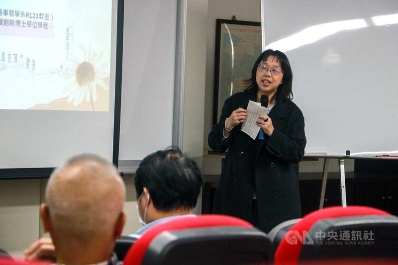 長期在金門訪談研究女性生命故事的輔仁大學社工系副教授劉香蘭（後）表示，金門解除戰地政務後的現代化，帶來包括少子女化、晚婚或不婚等，宗族相關事務所需人力可能會開放部分女性參與，女力不再隱藏起來。圖為劉香蘭至金門大學分享其研究所得。中央社記者吳玟嶸攝　114年12月23日