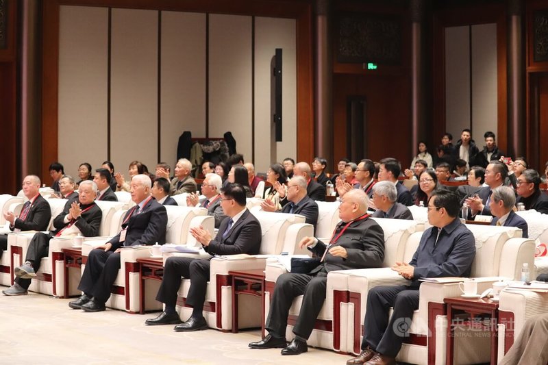 由中國抗日戰爭史學會、台灣光復紀念協會舉辦的第7屆中華民族抗日戰爭史與抗戰精神傳承研討會暨「中華民族抗日戰爭大事記」新書發布會23日在北京舉行。圖為現場與會人員。中央社記者呂佳蓉北京攝 114年12月23日