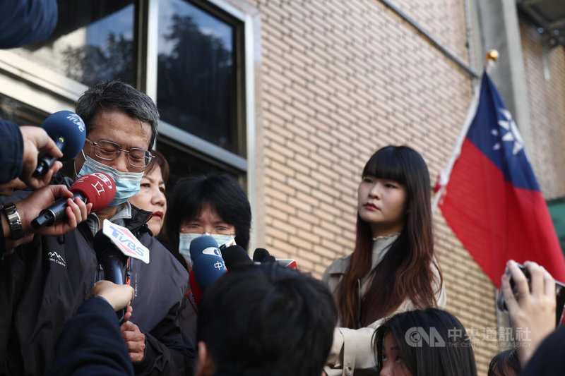 新北校園命案震驚社會，少年少女遭依殺人罪起訴。一審判少年9年、少女8年徒刑。二審23日閉門宣判，犯保協會人員聆判後說，判處少年12年、少女11年徒刑。被害者的父親（左）在庭外受訪，表達對判決失望不滿。中央社記者王騰毅攝  114年12月23日