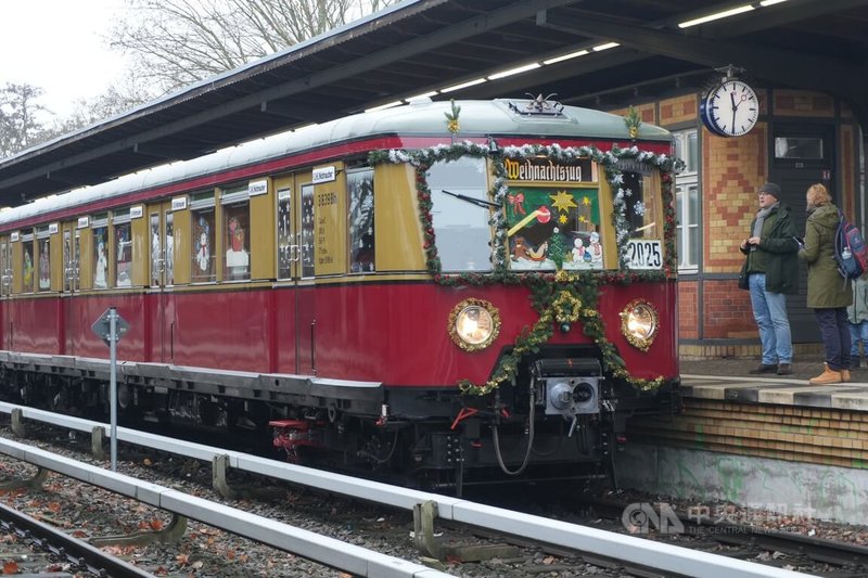 柏林城市快鐵懷舊耶誕列車於12月每個週末行駛，列車外觀以松枝、花圈與燈飾妝點。這列由1920、30年代車廂組成的歷史列車，經柏林民間鐵道文化保存組織修整，自2023年起在耶誕期間重新上路，成為柏林冬日街景中的溫暖風景。中央社記者林尚縈柏林攝　114年12月23日