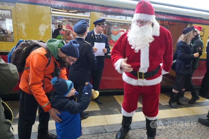 耶誕列車抵達終點站,小朋友搖鈴和列車上的耶誕老人道別。中央社記者林尚縈柏林攝 114年12月23日