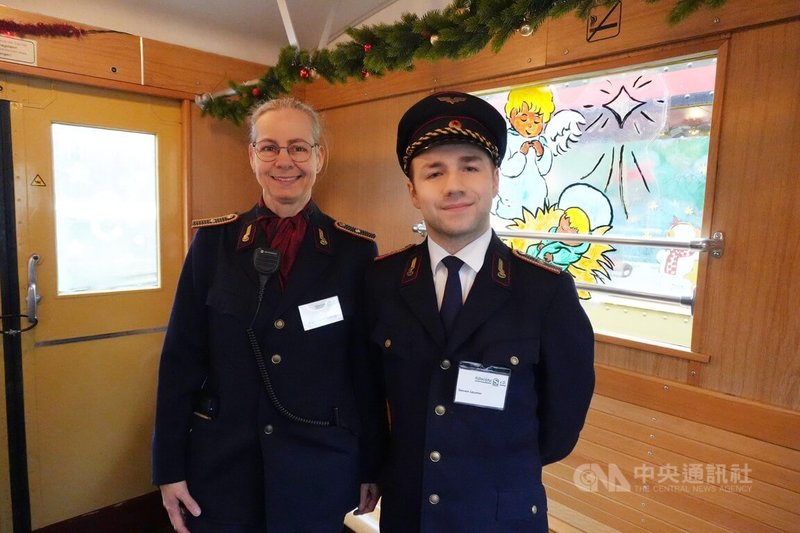 柏林城市歷史快鐵協會負責耶誕列車營運,志工身穿舊東德時代的站務員制服服務搭乘耶誕列車的旅客,並向中央社介紹協會如何透過歷史車廂安全系統升級,讓耶誕列車重返柏林。中央社記者林尚縈柏林攝 114年12月23日