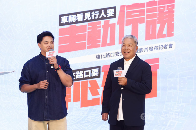 交通部強化路口安全宣導記者會23日下午在台北車站大廳舉行,邀請職棒球星吳念庭(左)與父親吳復連(右)擔任交通安全大使,宣導道路安全觀念。中央社記者王騰毅攝 114年12月23日