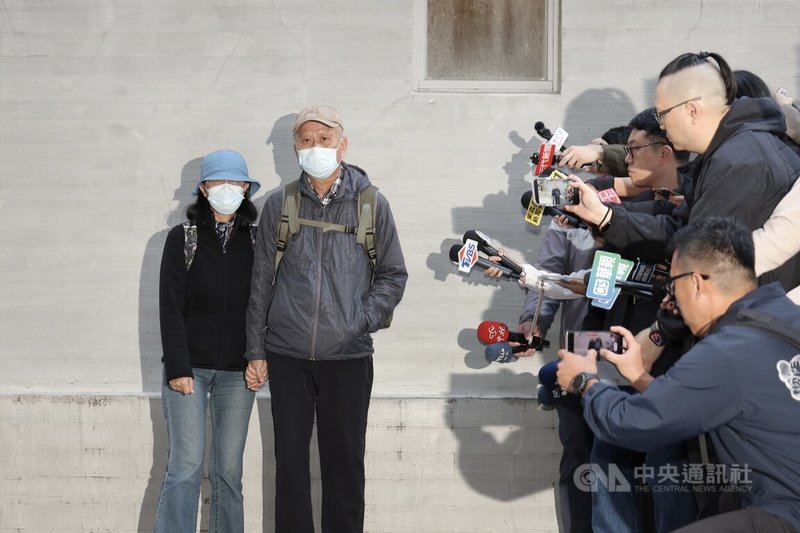 男子張文犯下北市隨機攻擊案，其遺體23日下午在北市懷愛館解剖，張文父母於解剖結束後受訪表示，「對於社會造成嚴重損害，也對受害者家屬造成無法彌補的傷害、痛苦，在此向大家說對不起」。中央社記者翁睿坤攝　114年12月23日