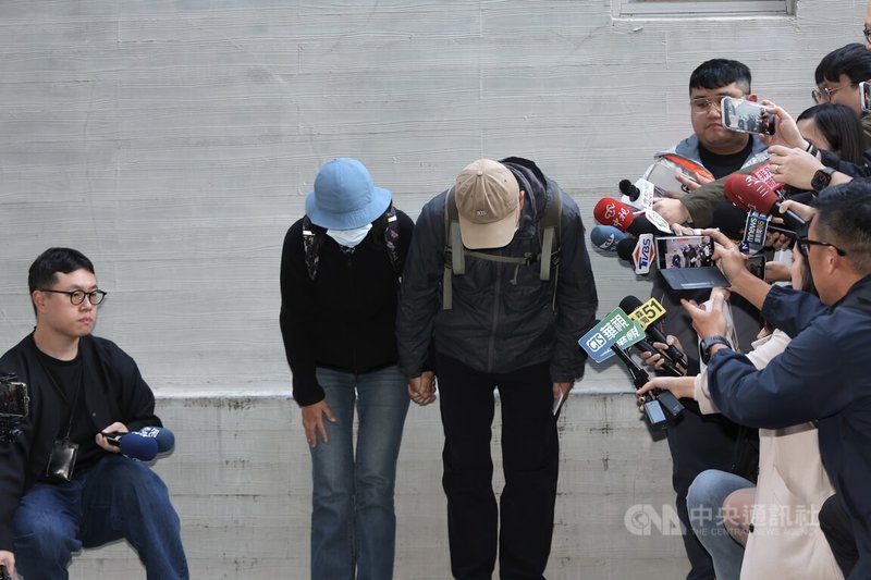 男子張文在北市隨機攻擊，造成嚴重死傷，檢警23日在台北懷愛館解剖張文遺體。張父與張母首度受訪，連說4次對不起、鞠躬致歉。中央社記者翁睿坤攝　114年12月23日