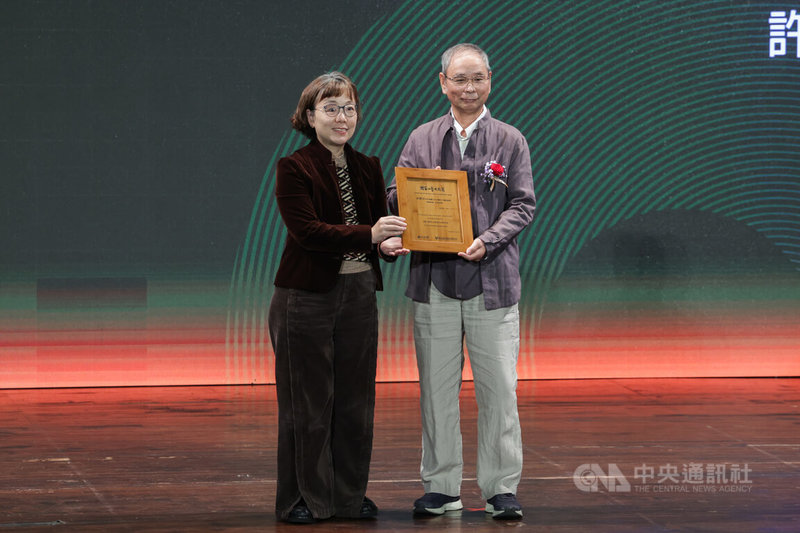 國立台灣工藝研究發展中心23日在台灣藝術教育館舉行「2025台灣工藝頒獎典禮」，今年「國家工藝成就獎」由資深工藝師許朝宗（右）獲得，文化部政務次長王時思（左）代表頒獎。中央社記者裴禛攝　114年12月23日