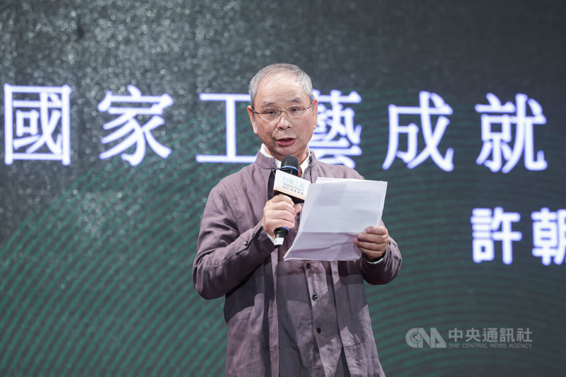 國立台灣工藝研究發展中心23日在台灣藝術教育館舉行「2025台灣工藝頒獎典禮」，「國家工藝成就獎」得主許朝宗（圖）長期投入陶瓷工藝創作，更於教育與推廣等層面的積極投入，充分展現工藝師的工藝文化傳承與社會關懷的深厚責任感。中央社記者裴禛攝　114年12月23日