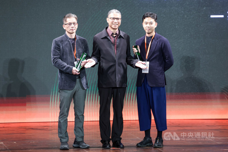 國立台灣工藝研究發展中心23日在台灣藝術教育館舉行「2025台灣工藝頒獎典禮」，「工藝美術組」一等獎由紅琉璃有限公司作品「山岳琉韻」獲得，「工藝設計組」一等獎由設計師謝承達作品「方圓之間」獲得肯定，台灣工藝研究發展中心主任陳殿禮（中）代表頒獎給紅琉璃創辦人王獻德（左）與謝承達（右）。中央社記者裴禛攝　114年12月23日