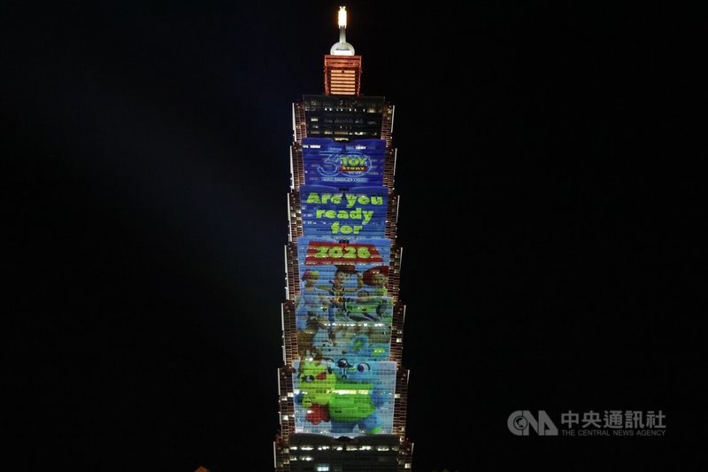 「SPARK 101」台北101跨年光雕展演搶先看記者會23日晚間在台北舉行，此次也與迪士尼皮克斯經典動畫「玩具總動員」合作，人氣角色們以光雕投影躍上台北101，與民眾度過年末假期。中央社記者翁睿坤攝　114年12月23日
