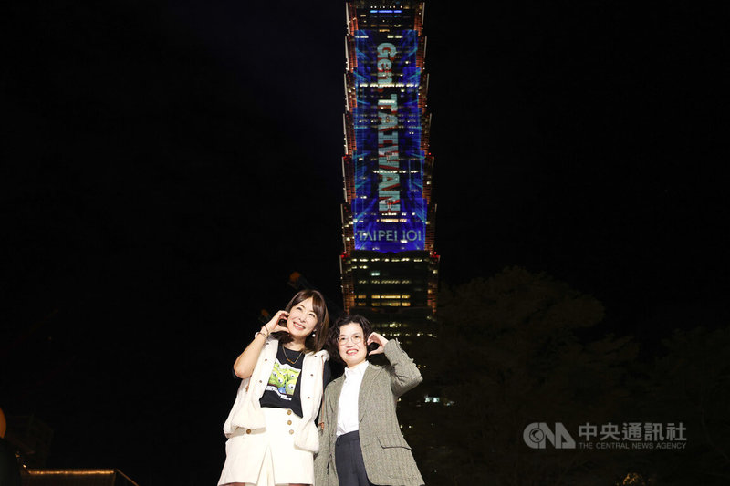 「SPARK 101」台北101跨年光雕展演搶先看記者會23日晚間在台北舉行，台北101董事長賈永婕（左）、總經理朱麗文（右）一同與光雕合影。中央社記者翁睿坤攝 114年12月23日