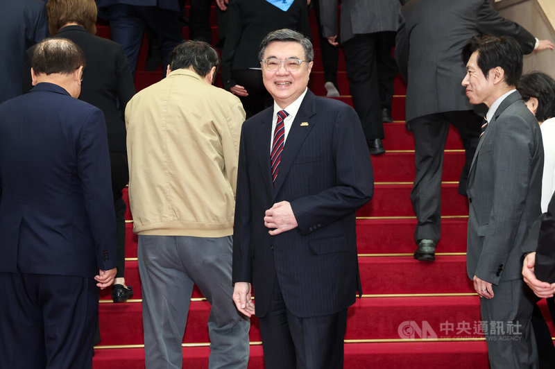 行政院經濟發展委員會第2次顧問會議23日舉行，行政院長卓榮泰（前中）於合照後回答媒體提問。中央社記者吳家昇攝　114年12月23日