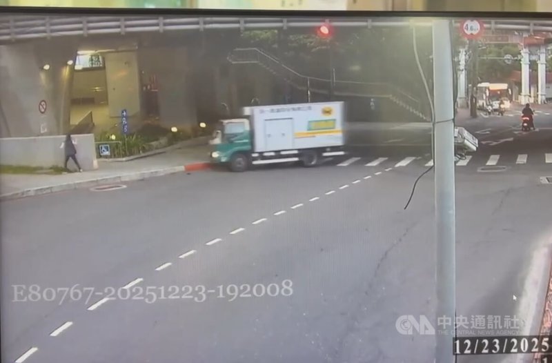 新北市新店區23日傍晚1輛宅配貨車司機疑疲勞恍神,逆向暴衝至路邊斜坡,甚至差點撞上人行道路人,幸無人受傷。(翻攝畫面)中央社記者曹亞沿傳真 114年12月23日