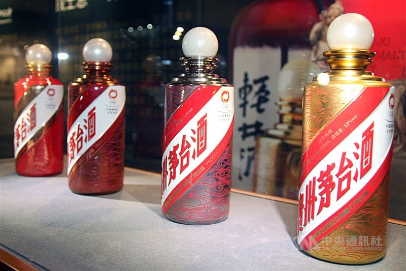 中國民眾傳統上愛喝的白酒如今「賣不動」了。除了經濟疲弱，網路直播賣白酒甚至出現只有3個人觀看的情況外，更有從業逾40年的酒廠老闆直指，感覺中國年輕人都不喝白酒了，主要都是中老年人在消費。 （中央社檔案照片）