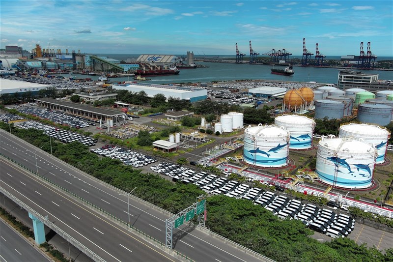 圖為今年下半年因對等關稅未明朗，民眾購車意願下滑，台北港內停放大量進口車。