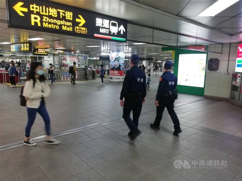 台北203捷警巡邏117站體。（中央社檔案照片）