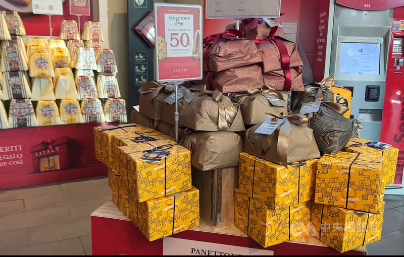 耶誕節在義大利不僅象徵家庭歡聚與宗教節慶，背後也有龐大產業商機。耶誕糕點每年可創造超過新台幣40億元外銷額。圖為羅馬一家商店內販賣的各式耶誕麵包。中央社記者黃雅詩羅馬攝　114年12月23日