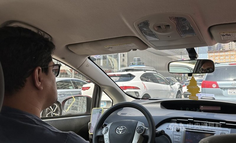 舊金山20日大停電導致無人駕駛計程車Waymo停擺引發討論。Uber一名司機投書當地媒體強調人類駕駛重要性。圖為舊金山街頭人類駕駛車輛與無人駕駛車輛並行。中央社記者張欣瑜舊金山攝　114年12月23日