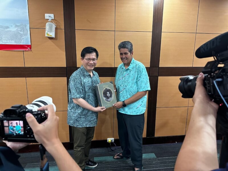 外交部長林佳龍18日至21日率「台帛榮邦經貿團」訪問帛琉共和國，見證台企與帛琉美麗坵州政府簽署投資合作備忘錄。（圖取自facebook.com/PalauPresident）