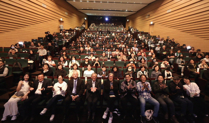 連續3年舉辦的「用閱讀跨年」活動，23日在台北松菸誠品表演廳登場，多名作家上陣說書，以「aging：時間的淬鍊」為主題分享作品，現場讀者齊聚。（文化部提供）中央社記者邱祖胤傳真　114年12月23日