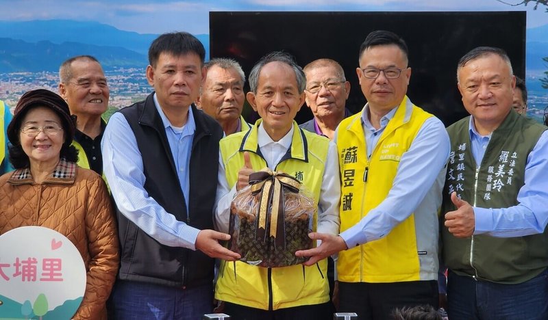 南投縣埔里鎮長廖志城（前中）23日舉行就職滿7週年記者會表示，埔里鎮社福、建設、環境、文化等方面近年顯著提升，即便任期剩1年，公所團隊仍將全力以赴。（埔里鎮公所提供）中央社記者蕭博陽南投縣傳真　114年12月23日