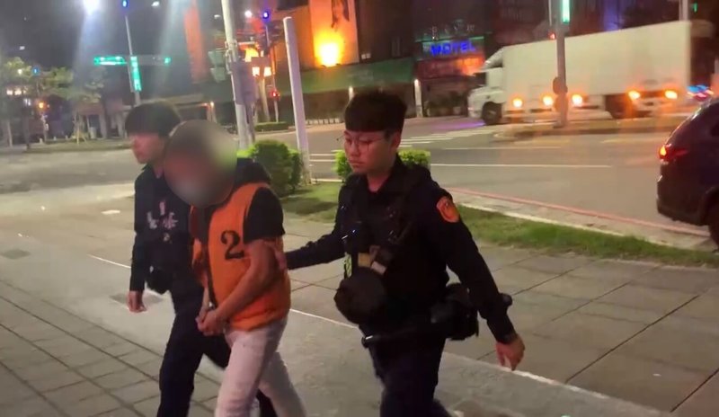 20歲李姓男子22日晚間在高雄捷運涉嫌按觸緊急電話警鈴並謊報現場有炸彈客，經檢警組成專案小組偵辦，李男23日凌晨在台南遭逮捕，橋頭地檢署訊後依涉犯恐嚇公眾等罪嫌聲押。（高雄市警察局左營分局提供）中央社記者張已亷傳真　114年12月23日