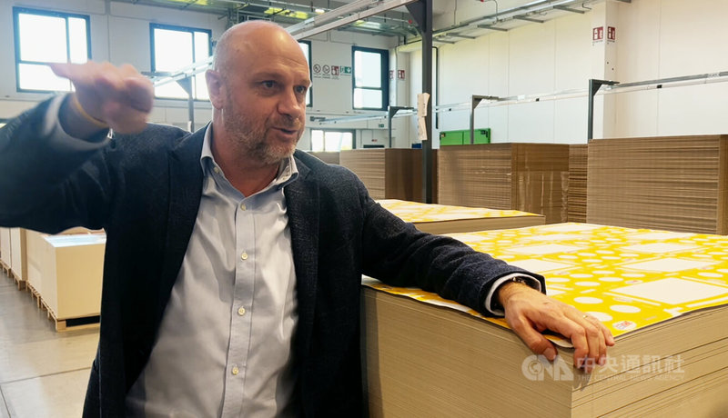 包裝公司IMBALLI總裁拜蘭向中央社表示，在耶誕節前好幾個月，就會收到食品廠開始預訂製作耶誕禮盒包裝。中央社記者黃雅詩威內托自由堡攝　114年12月23日