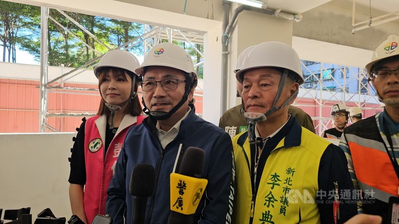 新北校園割頸命案23日二審宣判，判處少年12年、少女11年徒刑。對此，新北市長侯友宜（左2）23日受訪表示，司法正義是最後一道防線；對加害者，應該從重量刑，讓正義能夠回歸。中央社記者王鴻國攝　114年12月23日