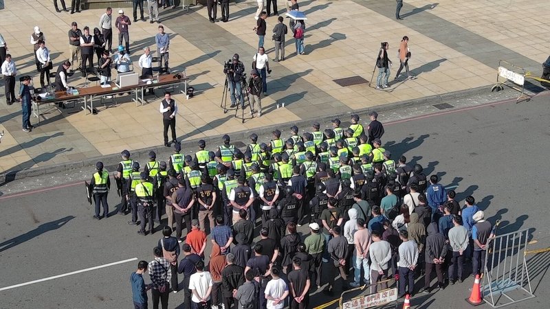 高雄市政府警察局表示，為因應跨年活動人潮及台北近期隨機攻擊案等重大治安事件，23日召集相關分局、交通警察大隊等單位，實施跨年警衛部署及兵棋演練，提前強化跨年維安作為。（高雄市政府警察局提供）中央社記者張已亷傳真　114年12月23日