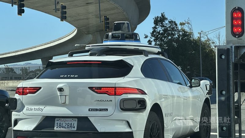 舊金山20日因電力公司變電站發生火災大停電，直至22日上午仍有部分用戶無電可用。無人駕駛計程車Waymo在交通號誌失靈下停擺掀起熱議。中央社記者張欣瑜舊金山攝　114年12月23日