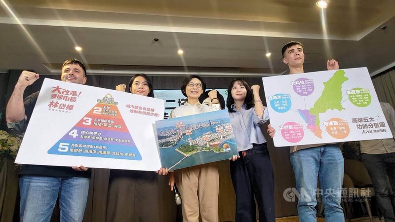 民進黨高雄市長初選白熱化，立委林岱樺（中）23日舉行第3場政見說明會，提出「一纜二塔三黃金」港灣發展計畫。中央社記者蔡孟妤攝　114年12月23日