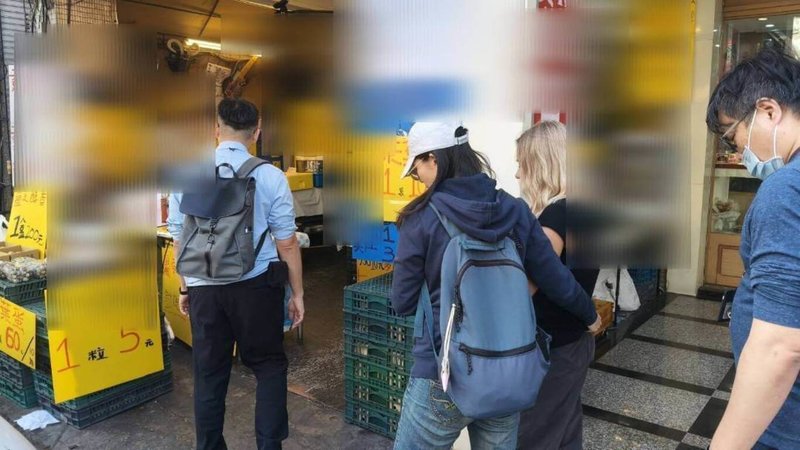 俄羅斯籍金髮女子自稱聾啞人士，以「籌措旅費」為由兜售國旗。移民署中區事務大隊台中市專勤隊23日查獲，將強制驅逐出國，並對其處以一定期間內管制入境。（民眾提供）中央社記者趙麗妍傳真　114年12月23日