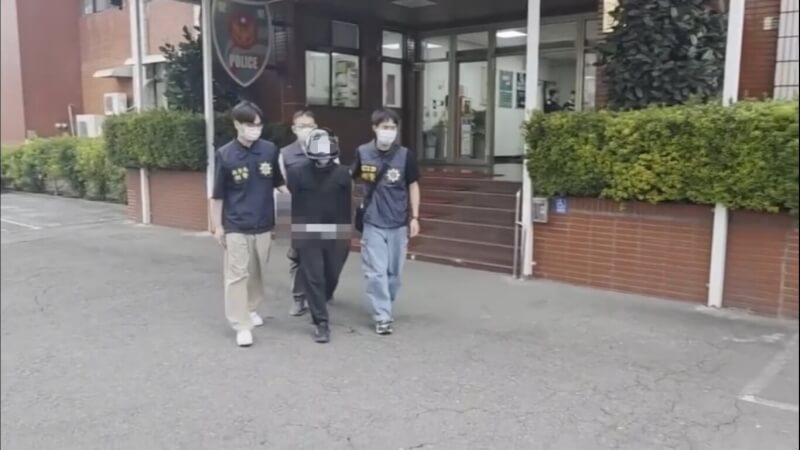 蘇姓男子涉嫌在社群發文提及「我看是不是我還沒完成炸小港機場的任務也該行動了」等內容，經檢警偵辦，蘇男22日在高雄鳳山區住處被逮，詢後移送高雄地檢署偵辦。（航空警察局高雄分局提供）