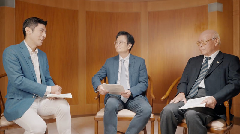 中華運動禁藥防制基金會（CTADA）協同中華民國醫師公會全國聯合會、中華民國藥師公會全國聯合會，宣布啟動運醫藥運動禁藥防制「黃金防線」，CTADA董事長陳全壽（右）、醫師公會理事長陳相國（中）暢談合作契機。（中華運動禁藥防制基金會提供）中央社　114年12月23日